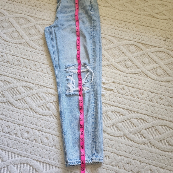 AMERICAN EAGLE MOM JEANS LIGHT WASH - Picture 14 of 16